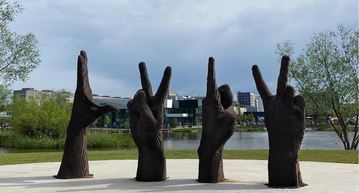 Фото: Скульптура «Львівські руки» у місті Львів